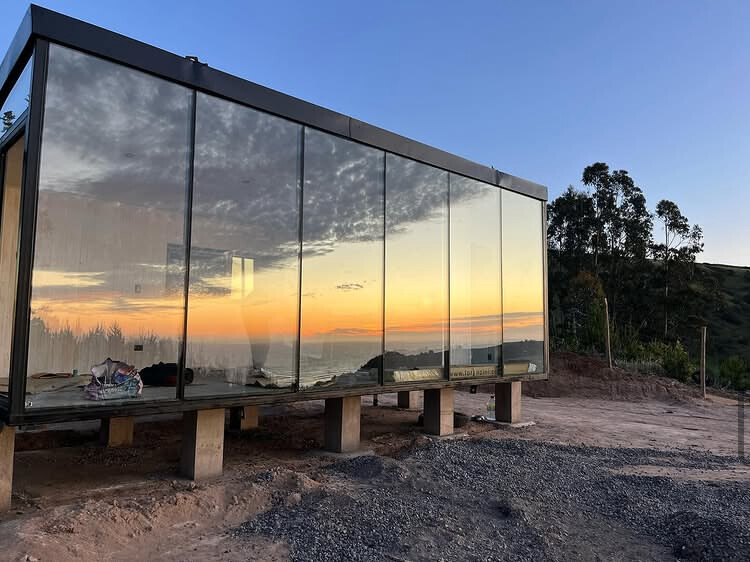 Loft Lipimávida, fachada vidriada al atardecer